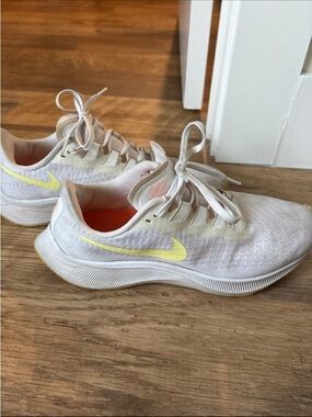 Nike Women’s Lightweight White Running Sneakers with Pale Yellow Swoosh